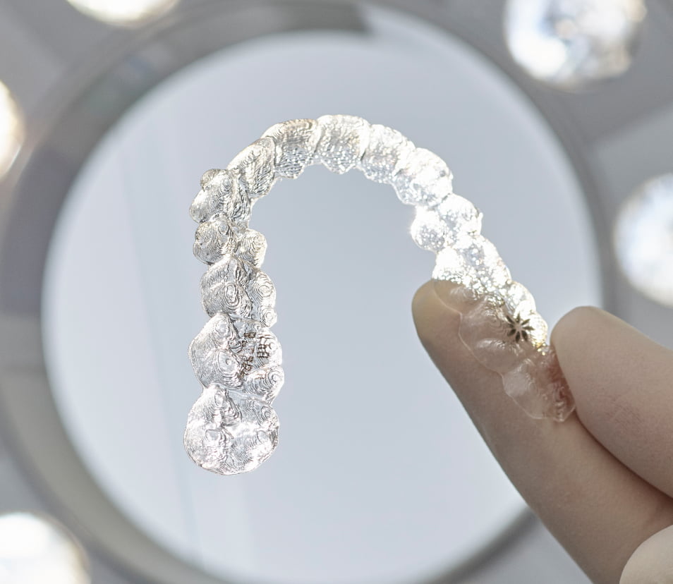 Modelo de Aparelho Invisalign que acompanha a evolução da mordida do paciente